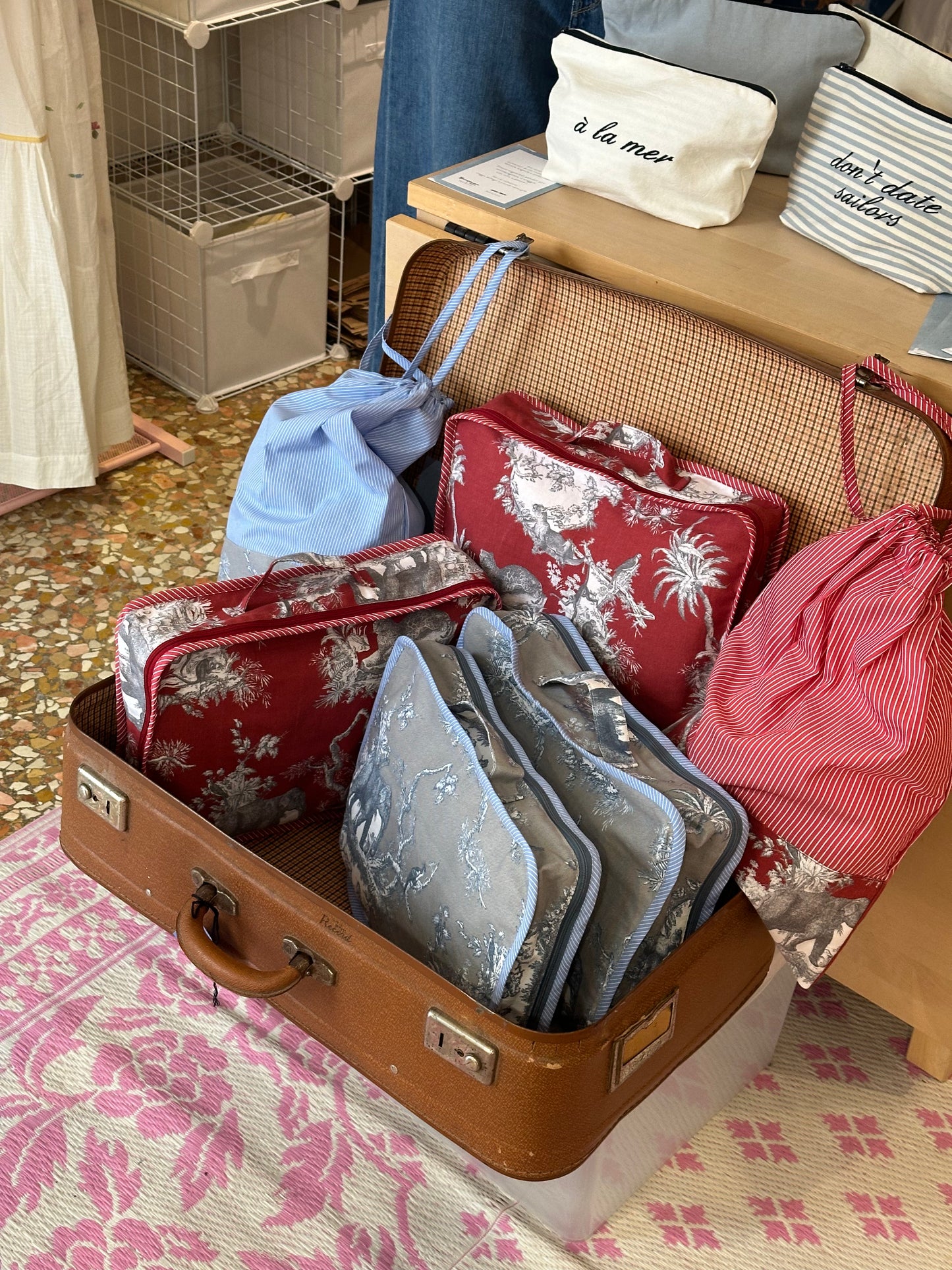 TRAVEL ORGANIZER