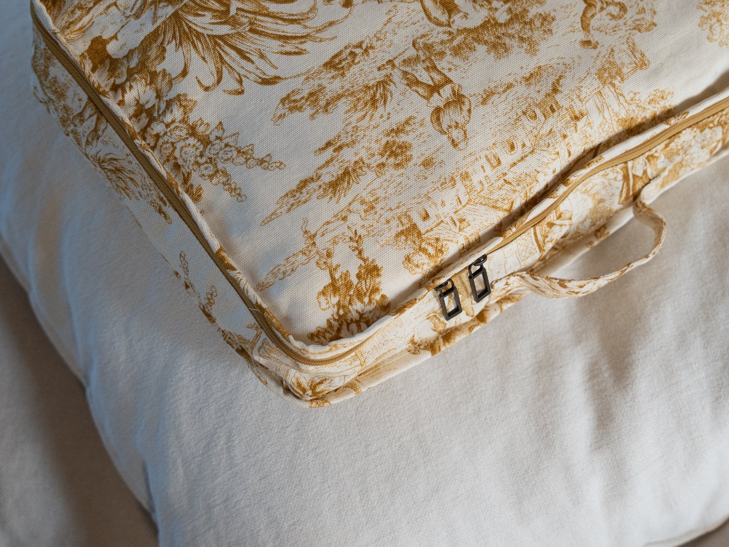 TRAVEL ORGANIZER